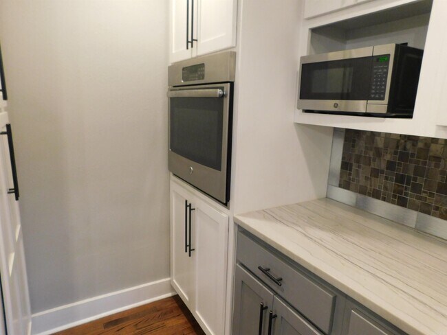 Building Photo - 412 W 19th St
