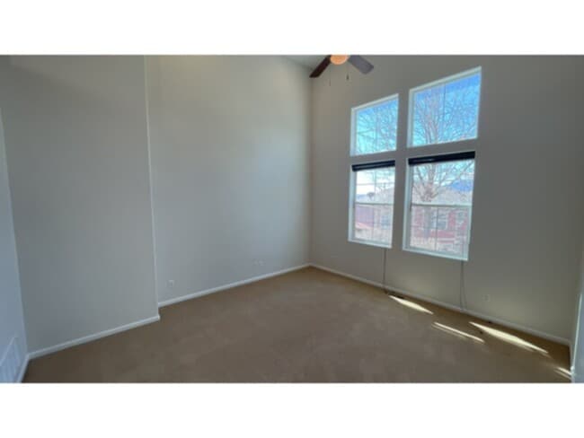 Building Photo - Beautiful updated Townhome with lots of natural light!