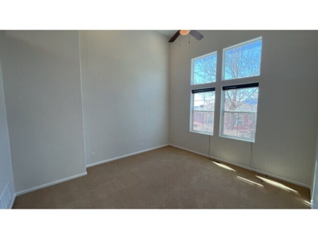 Foto del edificio - Beautiful updated Townhome with lots of natural light!