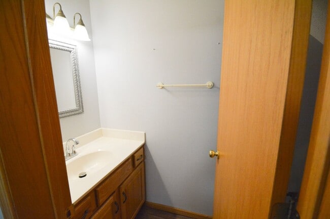 Building Photo - Spacious 2-story townhouse with extra garage space available!