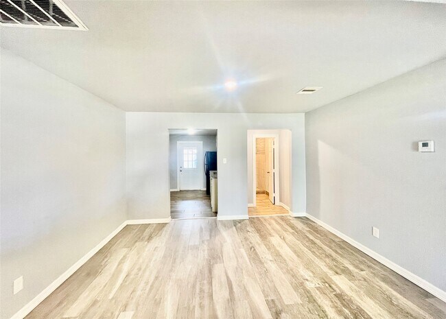 Foto del edificio - 6803 Bloom Dr