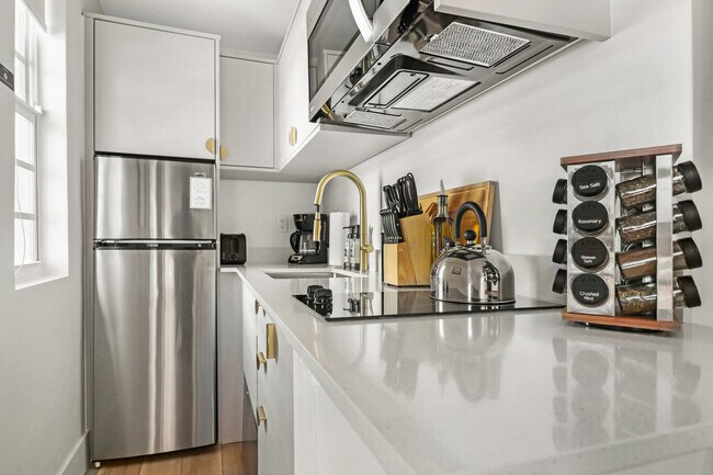 Foto del edificio - 4025 Indian Creek Dr