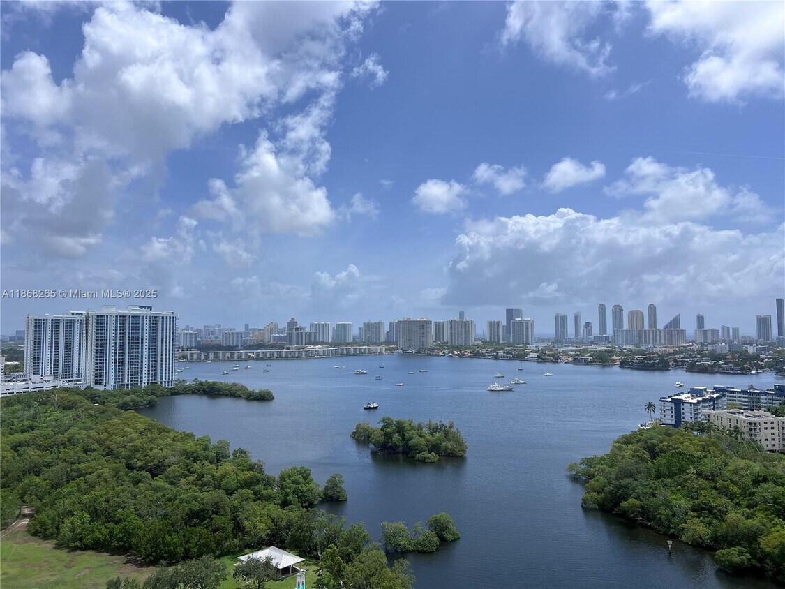 Foto principal - 16385 Biscayne Blvd