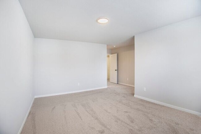 Foto del edificio - 670 Bush Blvd