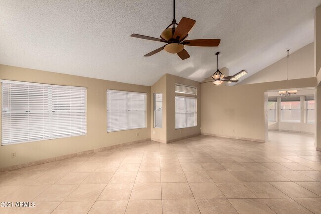 Foto del edificio - 3233 E Hiddenview Dr