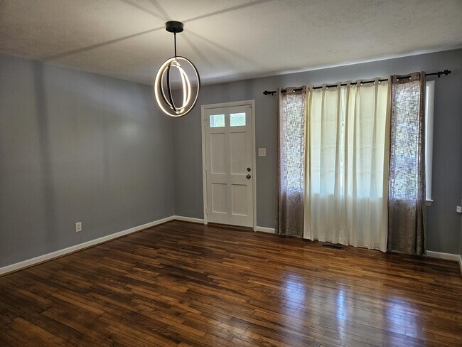 Building Photo - 3858 Red Oak Dr