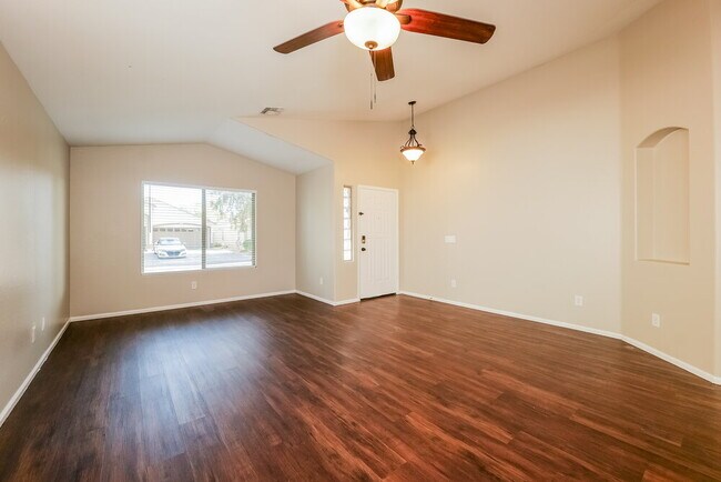 Foto del edificio - 1649 E Leslie Ave