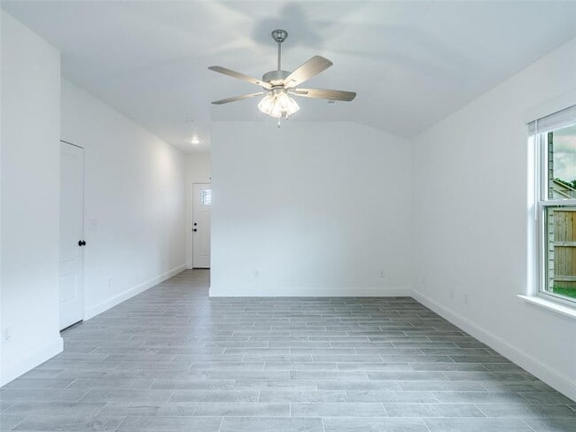 Building Photo - 2091 Bluestem Dr