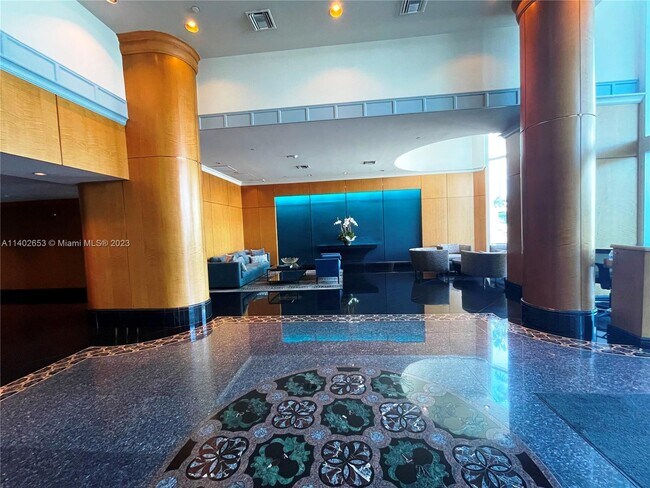 Foto del edificio - 5025 Collins Ave