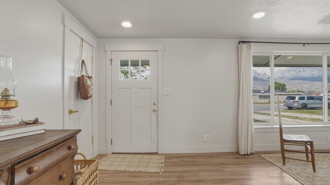 Foto del edificio - Charming and Quiet 3 bed Orem Home in Prime Location with Solar!!