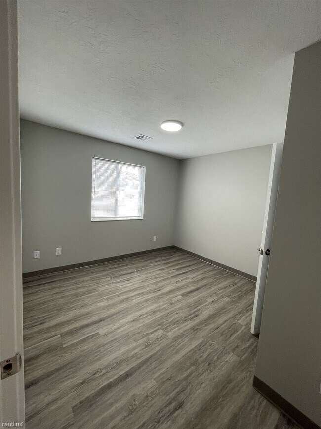 Building Photo - 3 br, 2 bath Duplex - 1305 North Coach Drive
