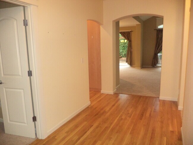 Foto del edificio - Ranch Home w/ Oversized Double Garage & Landscaping Included!