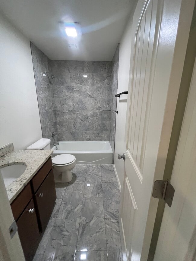 Building Photo - 919 W Tyler Ave