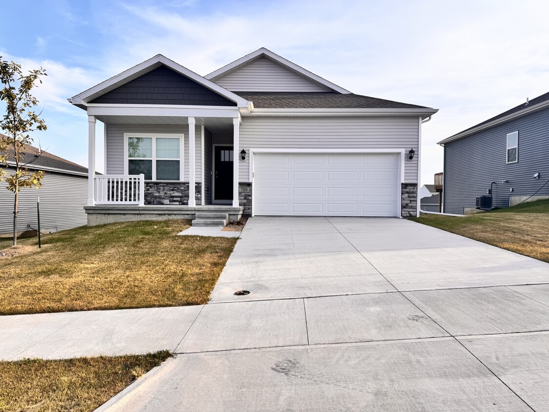 Primary Photo - 709 E Bear Dr