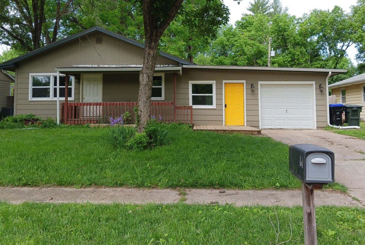 Primary Photo - Well-Maintained 3 Bedroom / 2 Bath Ranch Home