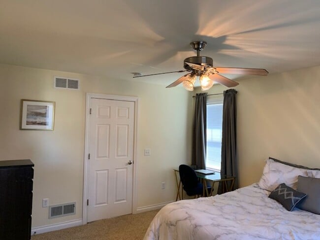Foto del edificio - Live Large in This Spacious 2BR Townhome –...