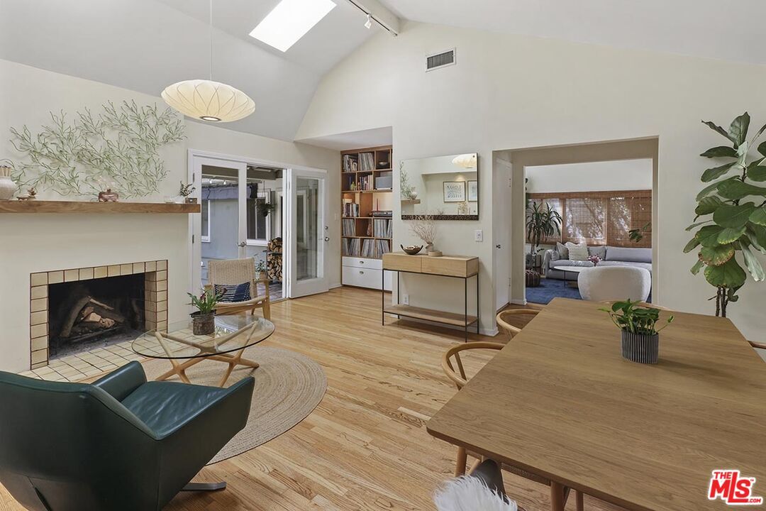 Primary Photo - 1514 N Beverly Dr