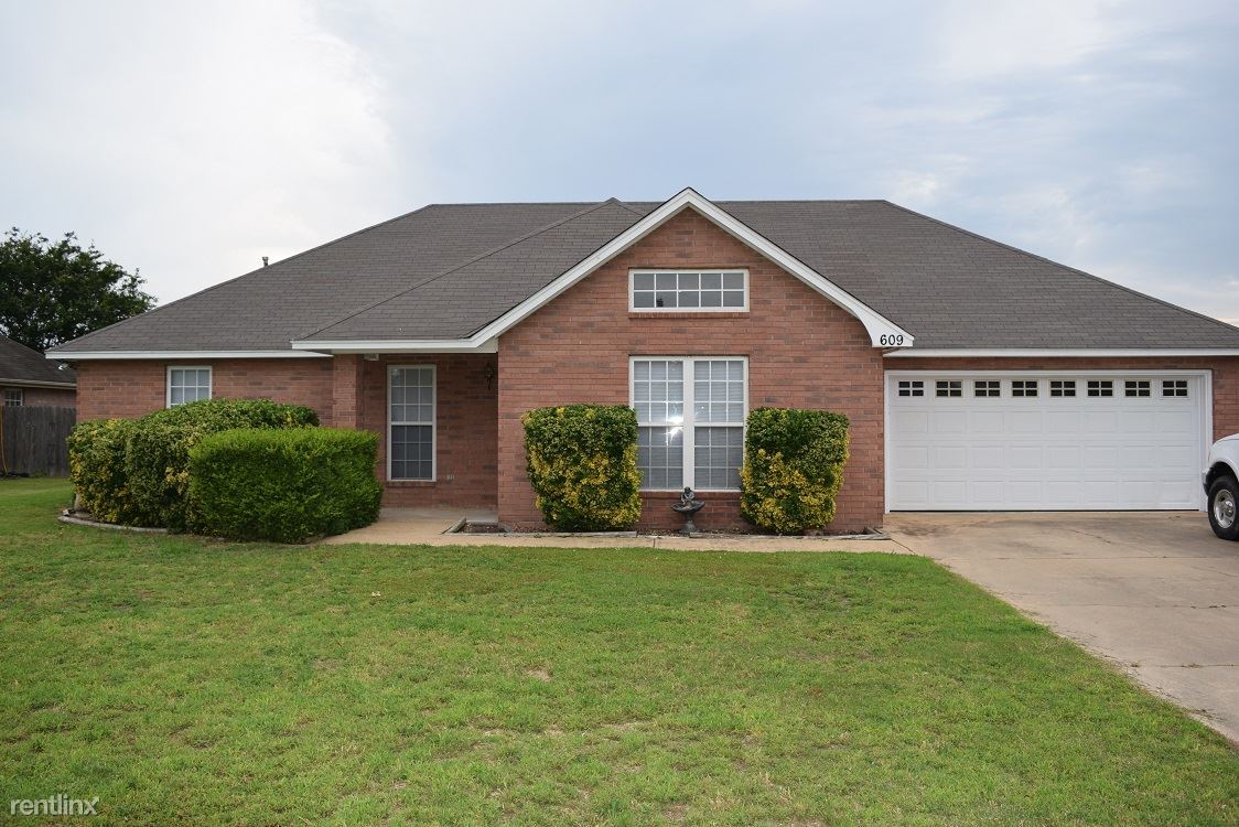 Primary Photo - 3 br, 2 bath House - 609 Sumac