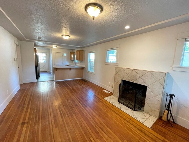 Building Photo - Charming 1920s Bungalow in Montavilla, Washer and Dryer Included!