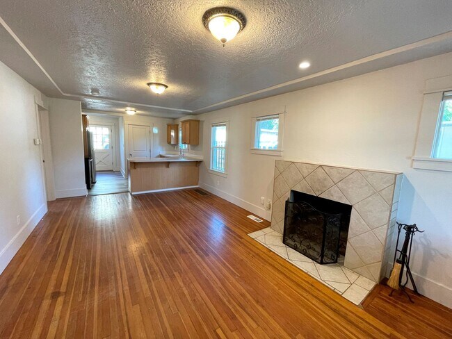 Foto del edificio - Charming 1920s Bungalow in Montavilla, Washer and Dryer Included!