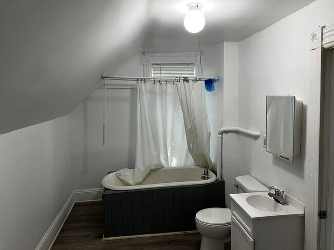 Foto del edificio - 1046 Burr St N