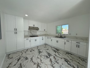 Building Photo - 6 W 4th St