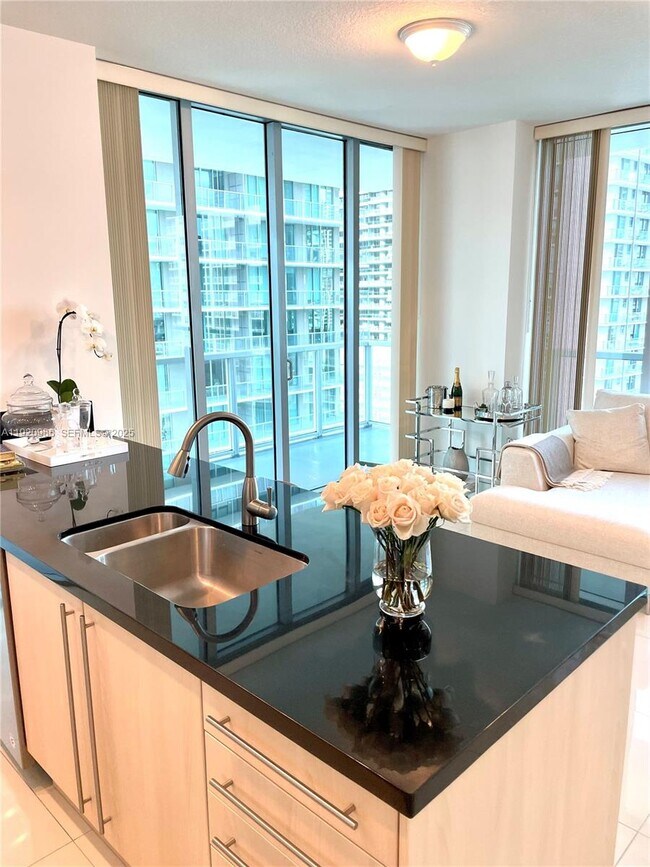 Foto del edificio - 79 SW 12th St