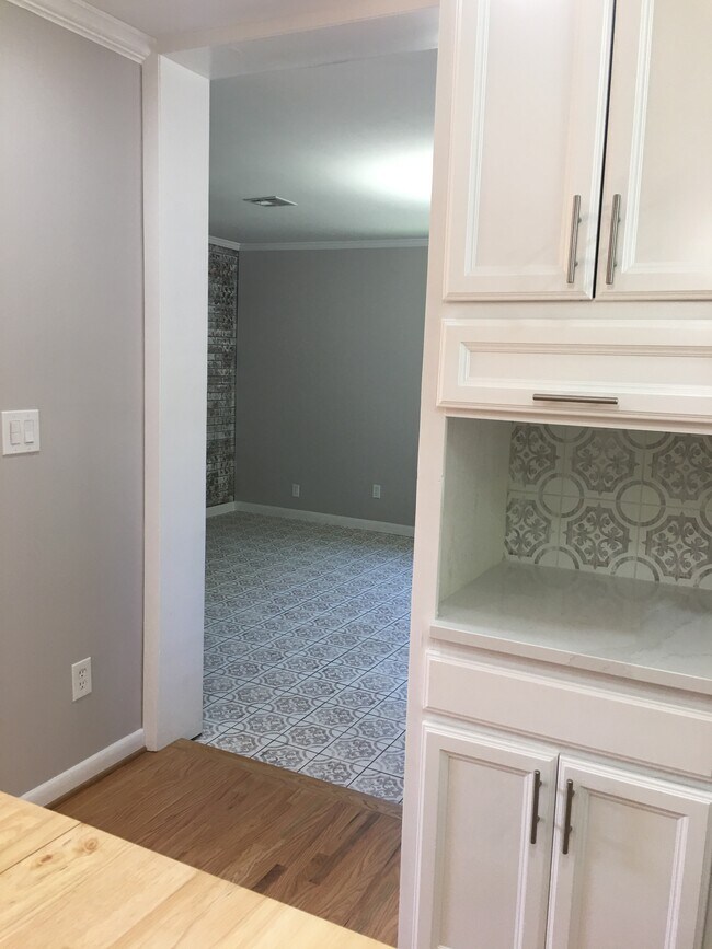 Building Photo - 106 Elnora Dr