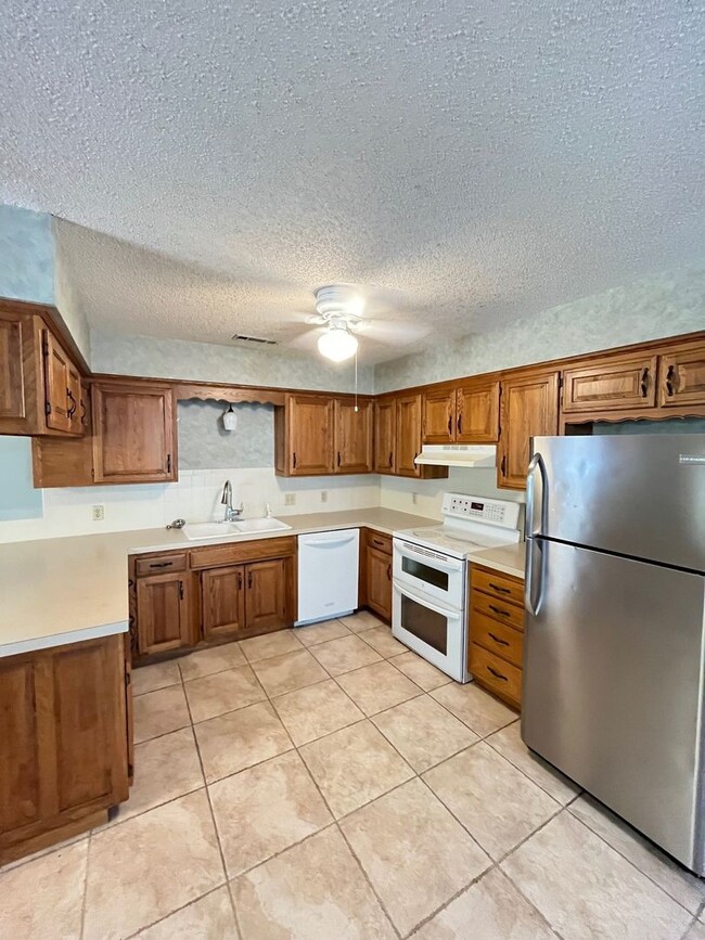Foto del edificio - 4 bedrooms and 2 bath home, mature neighbo...