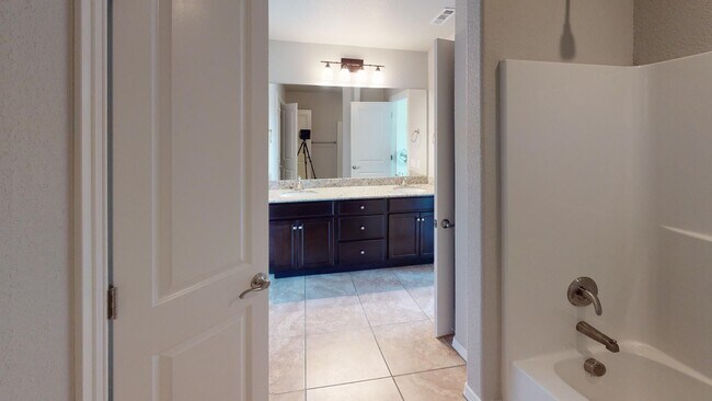Foto del edificio - Beautiful Townhome Close to The Pinnacle! ...