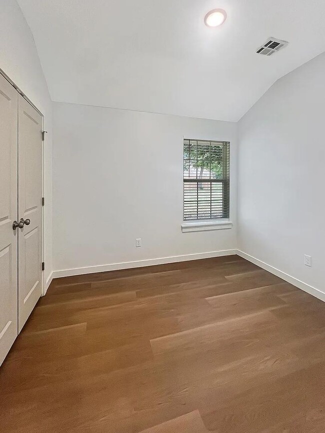 Building Photo - Stunning brand new 3BR/2BA duplex with mod...