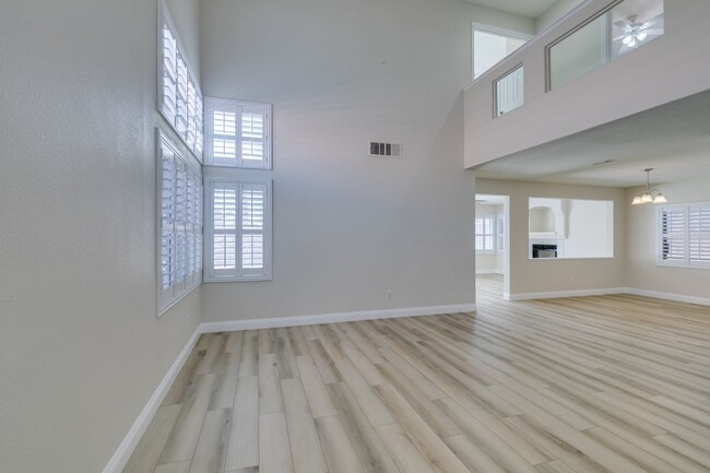 Foto del edificio - Beautiful 4-Bedroom Home Near Downtown Sum...