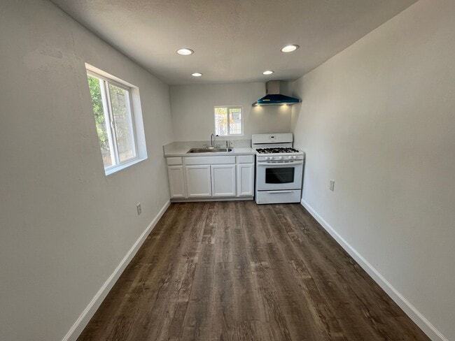 Building Photo - 3641