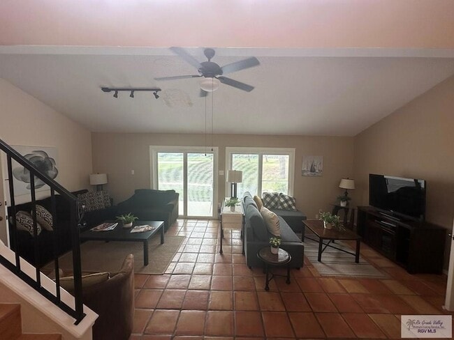 Foto del edificio - 215 Zapata Ave