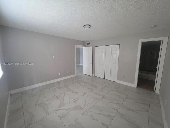 Foto del edificio - 4121 Stirling Rd