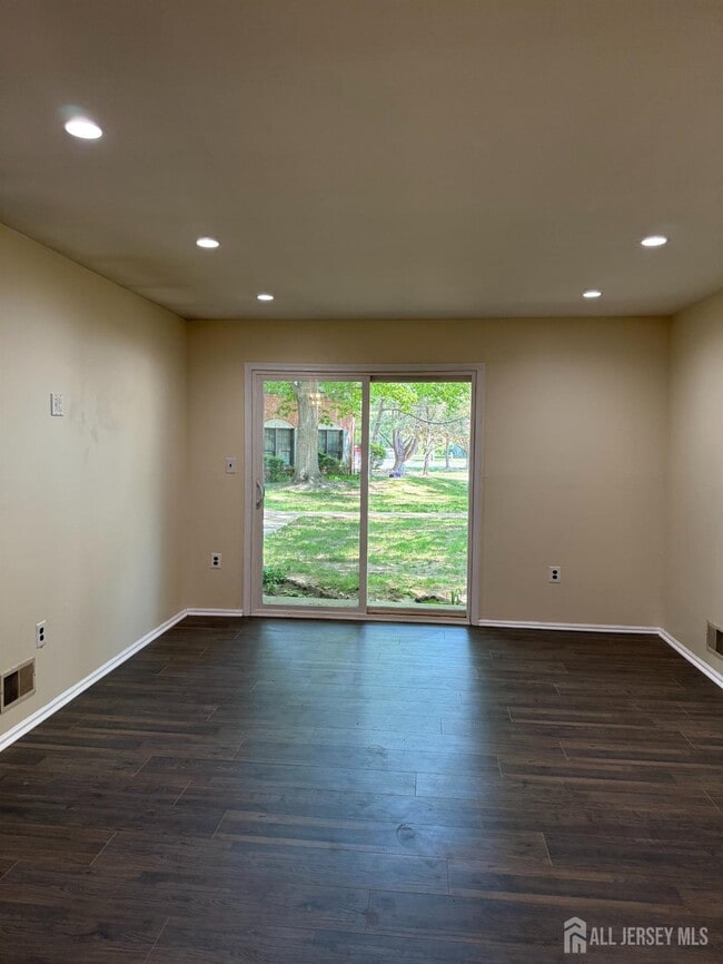 Building Photo - 11 Crabapple Ln