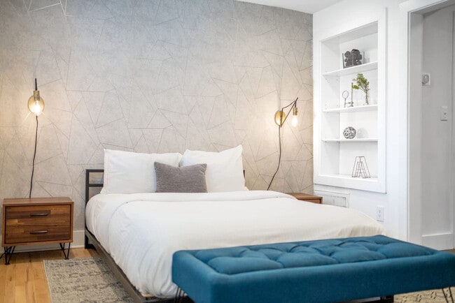 Building Photo - 1136 Crescent Ave NE