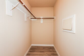 Building Photo - 5843 Kyle Cove Dr