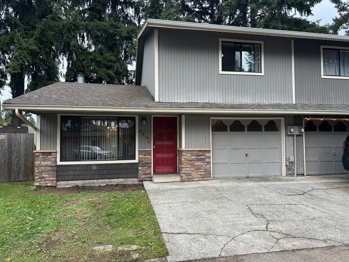Frente de propiedad con garaje incorporado. - 6439 Armar Rd