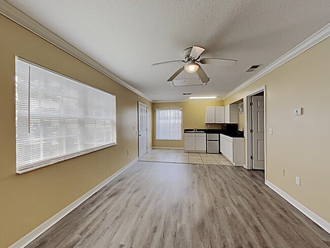 Building Photo - 2306 Fan Palm Dr