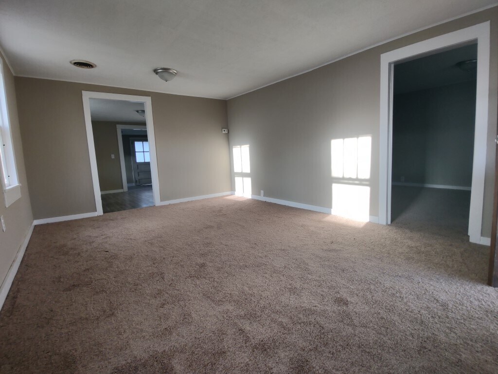 Primary Photo - 401 Grand Avenue Ext