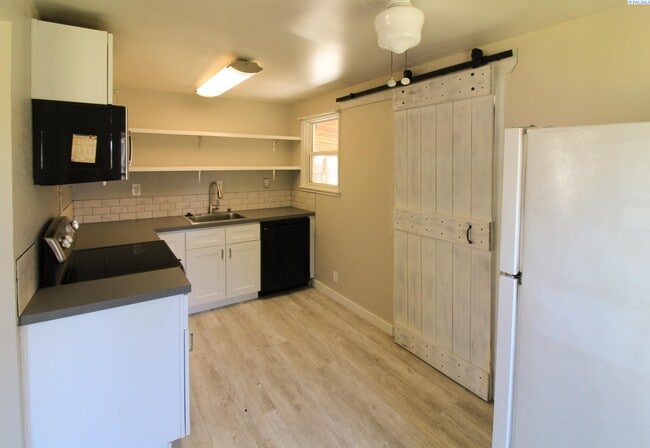 Foto del edificio - 2 bed, 1 bath home in Kennewick