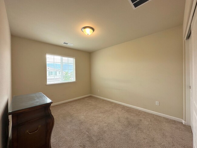Building Photo - ROOMMATE  WANTED!!! in Somerset Vue