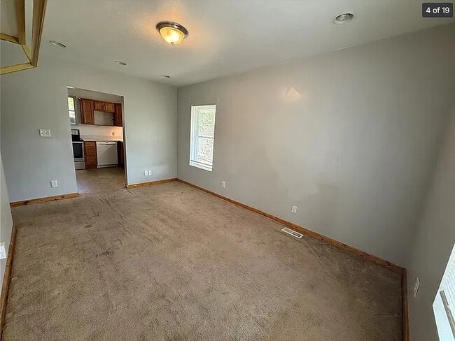 Building Photo - 635 Valley St