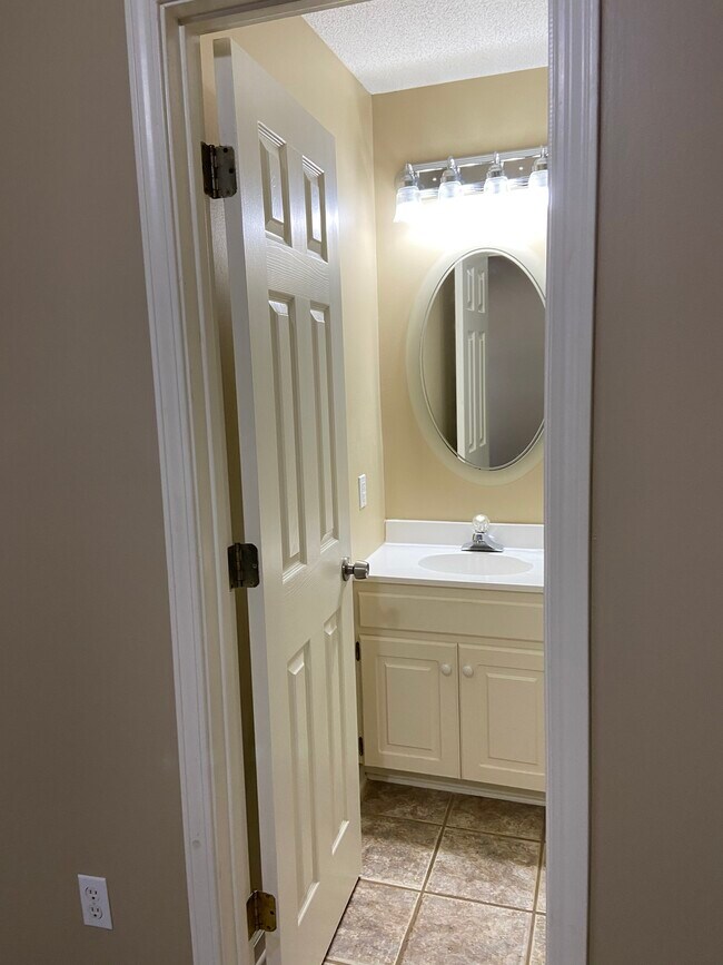 Building Photo - 402 Beauregard Cir