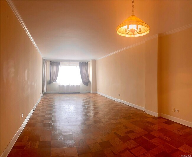 Foto del edificio - 61-20 Grand Central Pkwy