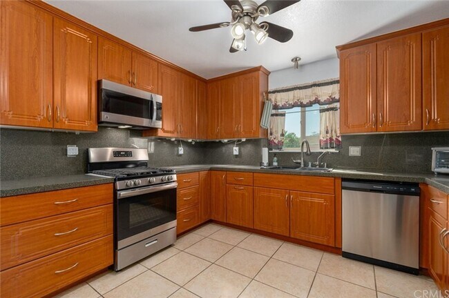 Building Photo - Large 4 Bedroom Home Central 29 Palms