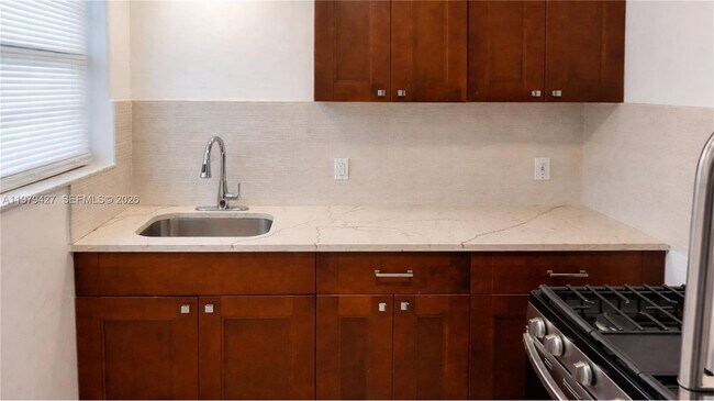 Foto del edificio - 2135 Bay Dr