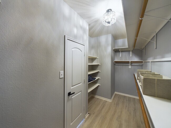 Foto del edificio - 8011 Colton Mining Ct