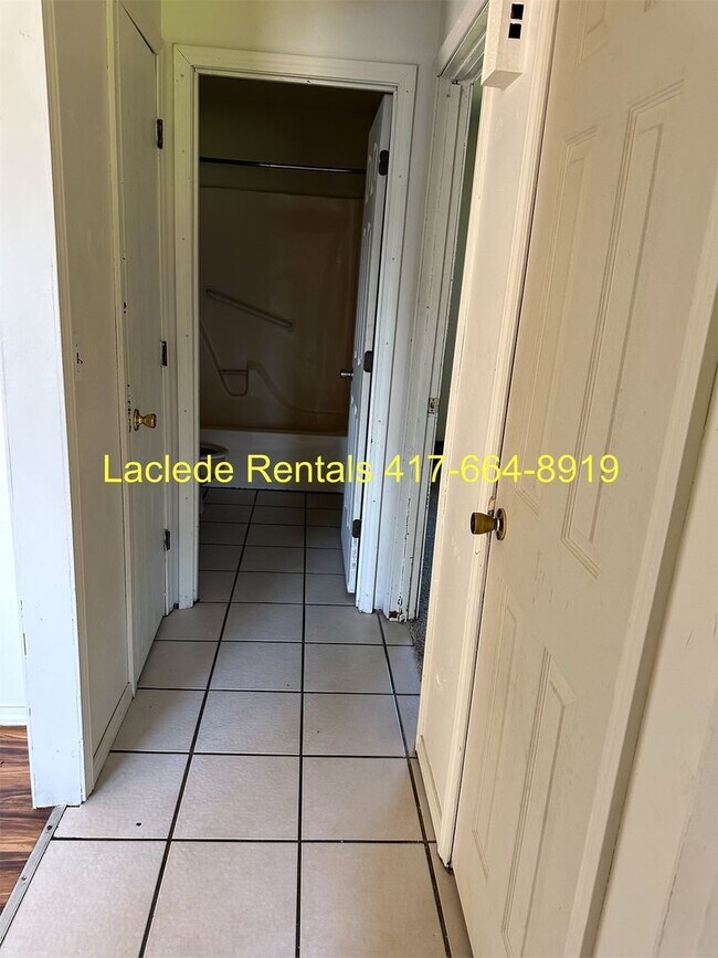 Building Photo - 2 BEDROOM 1 BATHROOM APARTMENT FOR RENT
